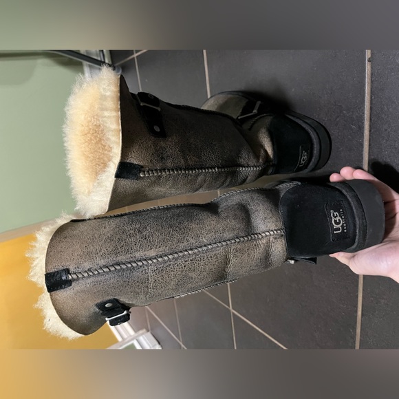 Ugg high boots size 8 - Picture 2 of 2